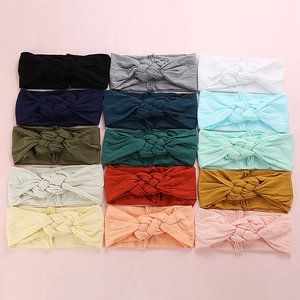 Détail de quinze bandeaux pour bébé en nylon souple avec nœud croisé en plusieurs couleurs