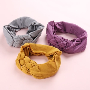 Détail de trois bandeaux larges en nylon noué en gris, violet et jaune gingembre
