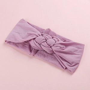 Détail du tissu en nylon élastique doux avec un nœud tressé central de couleur lilas