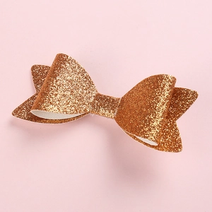 Detailansicht der handgefertigten Glitzer-Haarschleife mit goldenen Pailletten für Mädchen