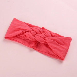 Gros plan détaillé du bandeau en maille rose corail avec texture de tissu élastique doux