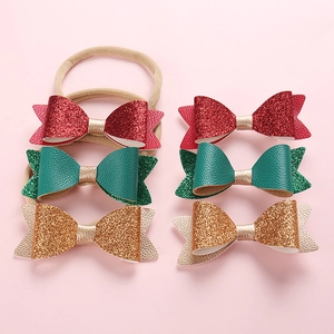 Détail de bandeaux à nœuds en paillettes et similicuir pour bébés aux couleurs festives