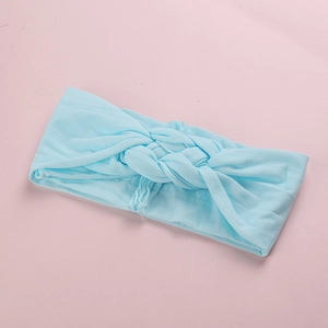 Détail d'un bandeau bébé bleu clair en maille douce avec motif torsadé élégant
