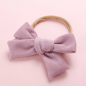 Vue détaillée d'un bandeau pour bébé en velours côtelé avec une bande en nylon souple