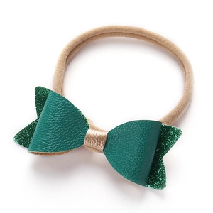Détail du bandeau à nœud pailleté pour bébés avec bande en nylon souple et similicuir vert