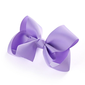 Detailaufnahme der 5-Zoll hellvioletten Ripsband-Haarschleife mit metallischer Krokodilklemme