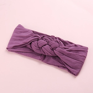 Détail du bandeau souple en nylon violet avec nœud central pour bébés et enfants