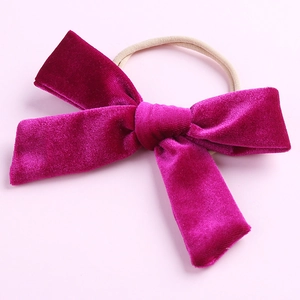 Détail du nœud en velours rouge rose avec bandeau en nylon élastique pour filles