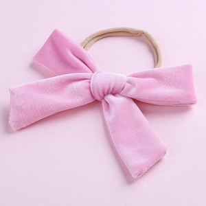 Détail du bandeau en velours rose avec bande en nylon souple et élastique pour bébés