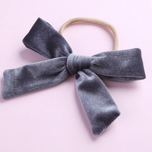 Vue détaillée d'un bandeau à nœud en velours gris foncé avec bande en nylon doux