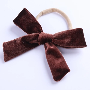 Détail du nœud en velours doux et du bandeau en nylon élastique pour accessoires bébé
