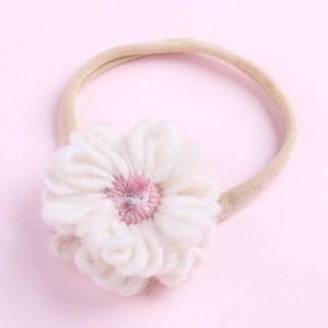 Bandeau bébé fait main avec fleur en tricot et ruban en nylon doux sur fond rose pastel