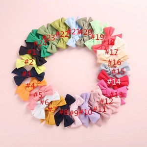 Lot de 24 barrettes nœuds en lin de couleurs unies pour bébés présentées en cercle