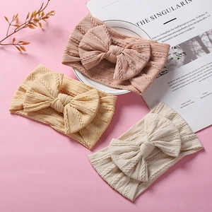 Detailansicht von drei weichen Baby-Stirnbändern aus Jacquard-Nylon mit Strickschleifen