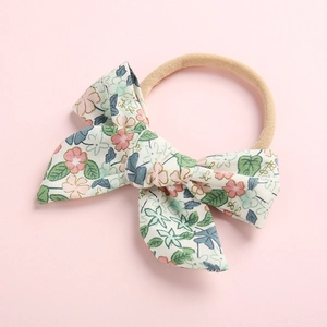 Blumenmuster Baumwolle Stirnband für Babys mit weichem Nylonband auf rosa Grund