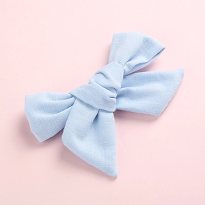 Gros plan du nœud papillon bleu clair en lin et coton avec texture détaillée pour filles