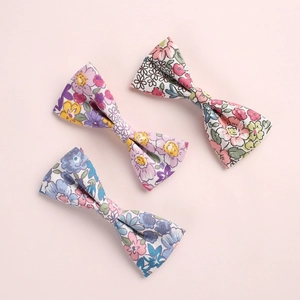 Vue détaillée de barrettes à nœuds en coton fleuri avec motifs de pâquerettes