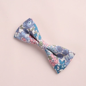 Vue détaillée d'une barrette noeud en coton imprimé floral pour filles aux motifs bleu et rose