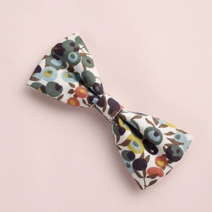 Détail de la pince à cheveux en coton à imprimé floral avec motif baies pour filles