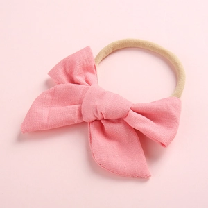 Détail du nœud en coton rose pour bébé avec bandeau en nylon souple et élastique