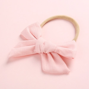 Détail du bandeau à nœud rose avec texture douce et respirante et bande en nylon élastique