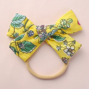 Süßes Baby-Stirnband mit gelber Blumenschleife und weichem, elastischem Nylonband