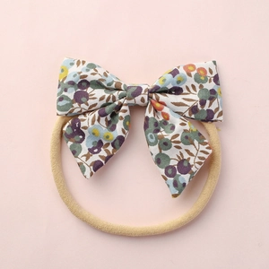 Detailaufnahme des weichen Baby-Stirnbands mit floraler Schleife und elastischem Nylonband