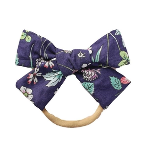 Baby-Stirnband mit lila Blumenmuster-Schleife und weichem, dehnbarem Nylon-Haarband