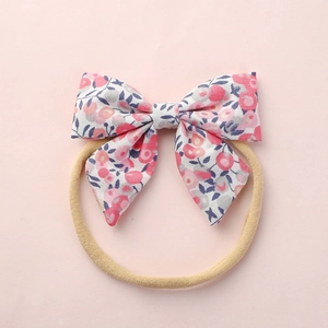 Baby-Stirnband mit rosa Blumenmuster und weichem Nylonband für kleine Mädchen