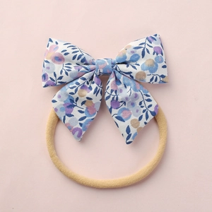 Baby-Stirnband mit Blumenmuster und weichem hautfarbenem Nylonband für Mädchen