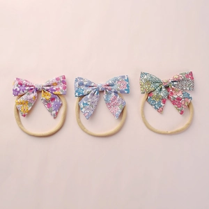 Drei weiche Baby-Stirnbänder mit Blumenmuster und elastischen Nylonbändern im Set