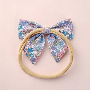Detailansicht eines Baby-Stirnbands mit Blumenmuster-Schleife und weichem, elastischem Nylonband