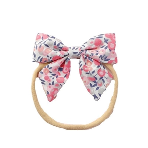 Baby Haarband mit floraler Schleife und weichem Nylonband für Neugeborene in Rosa
