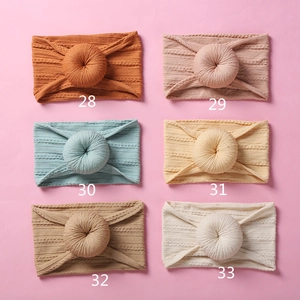 Flache Ansicht von sechs farbenfrohen Jacquard-Donut-Haarbändern für Babys in Pastelltönen