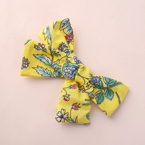 Pince à cheveux nœud en coton jaune avec motifs floraux et baies pour petites filles