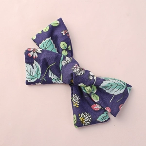 Barrette à cheveux pour filles avec motif floral et fraises sur fond bleu marine