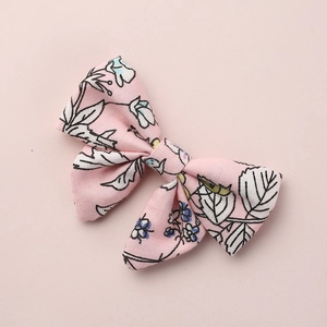 Fermaglio per capelli a fiocco in cotone rosa a fiori per bambine con motivo floreale