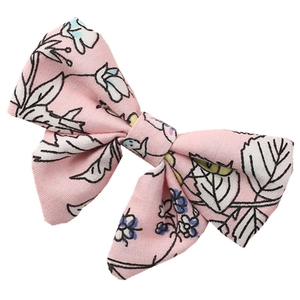 Fermaglio per capelli a fiocco in cotone rosa con stampa floreale blu e bianca