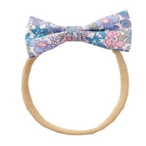 Bandeau bébé avec nœud floral et sangle élastique en nylon beige doux pour nourrissons