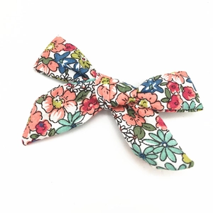Fermaglio per capelli a fiori in cotone per bambine con motivi estivi colorati su bianco