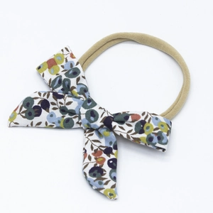 Detail of floral cotton bow headband with high-elastic brown nylon band for babies