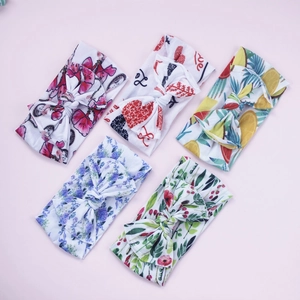 Vista dettagliata di cinque fasce per neonati in nylon con motivi floreali e cuori
