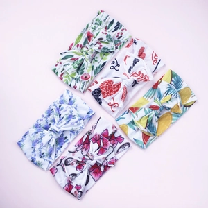 Set di cinque fasce per capelli per neonati con stampe floreali e cuori e fiocchi