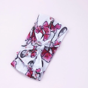 Dettaglio fascia neonata in nylon con stampa floreale senza cuciture e fiocco decorativo