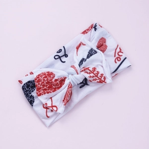 Dettaglio fascia per neonati in nylon con stampa Love e decorazione a fiocco carino