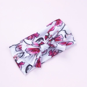 Bandeau bohème à imprimé floral avec nœud pour bébé sur fond rose pastel