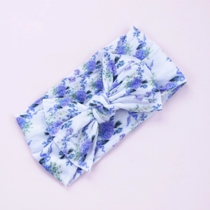 Fascia per neonati in nylon con grande fiocco e motivo floreale viola su base bianca