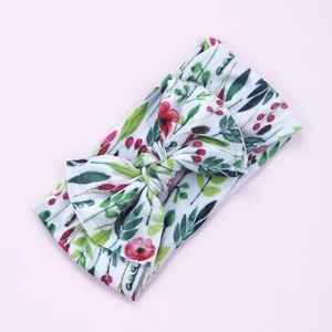 Fascia neonato in nylon a fiori con fiocco 3D su sfondo lavanda chiaro