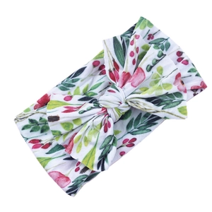 Bandeau bébé imprimé floral avec grand nœud et tissu tricoté doux sur fond blanc