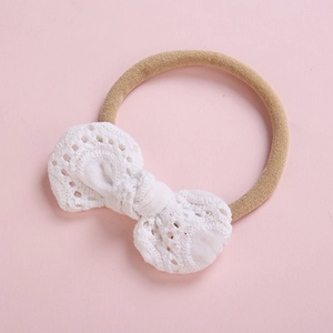 Bandeau bébé avec nœud en dentelle de coton blanche et bandeau en nylon beige sans couture